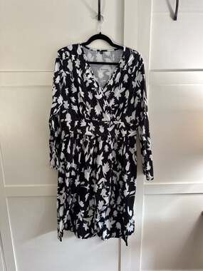 Women's XXL Black & White Floral Long Sleeve V-Neck Wrap Front Dress